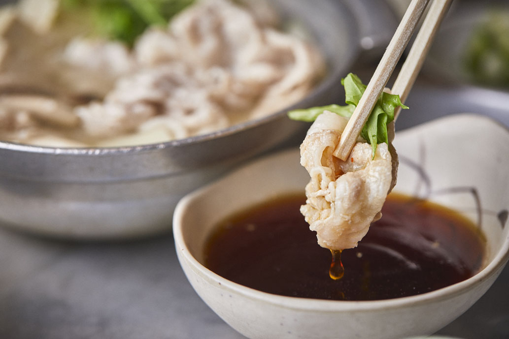 豚は岡山産のものを使用食べごたえのある厚さでカット