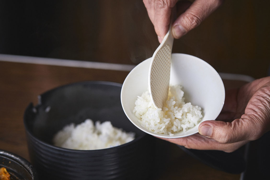 ご飯少な目を希望の場合は食券を渡すときに伝えよう