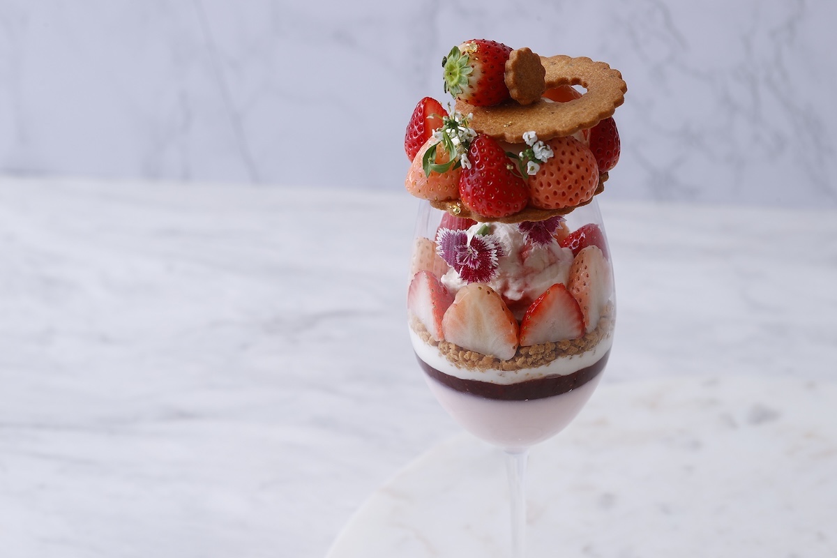 「白いちごとあまおうのパフェ」