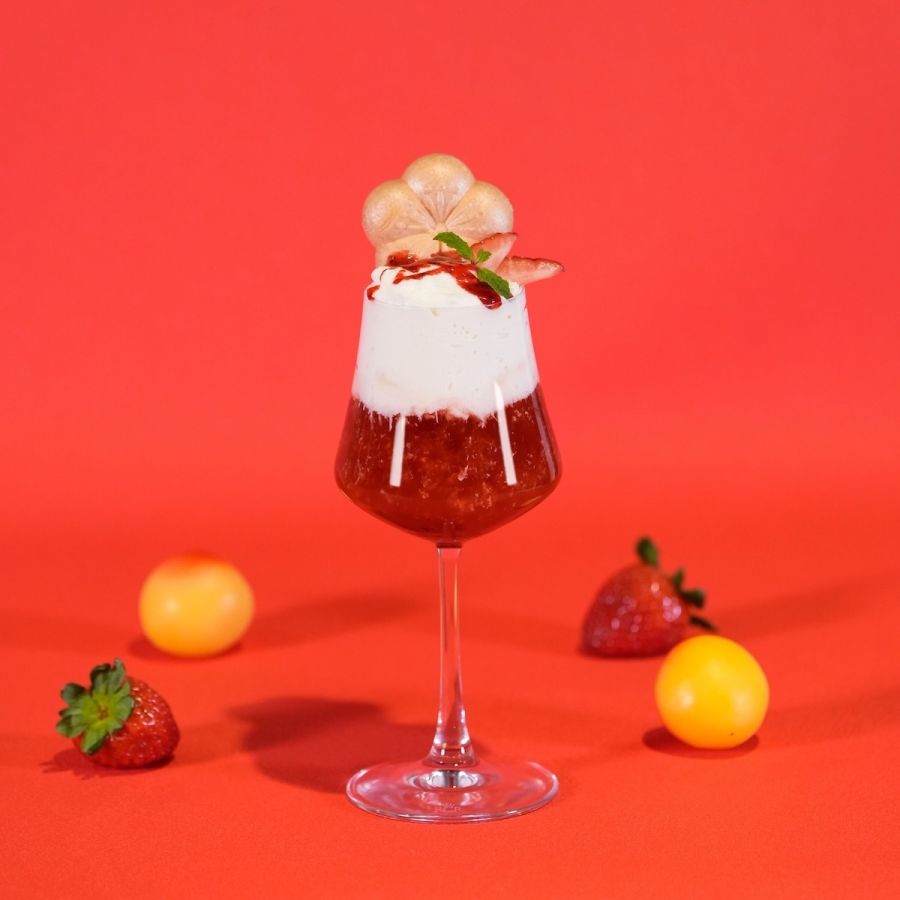 「梅いちごショートケーキフロート」1200円 ※チャージ料別