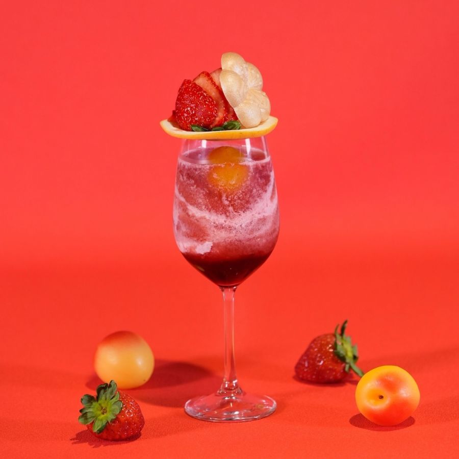 「梅いちごミルクのクリームソーダ 」1200円 ※チャージ料別