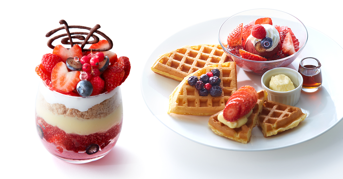 左から「シーズナルトライフル　苺とベリー」1870円、「苺とベリーのワッフル」1760円