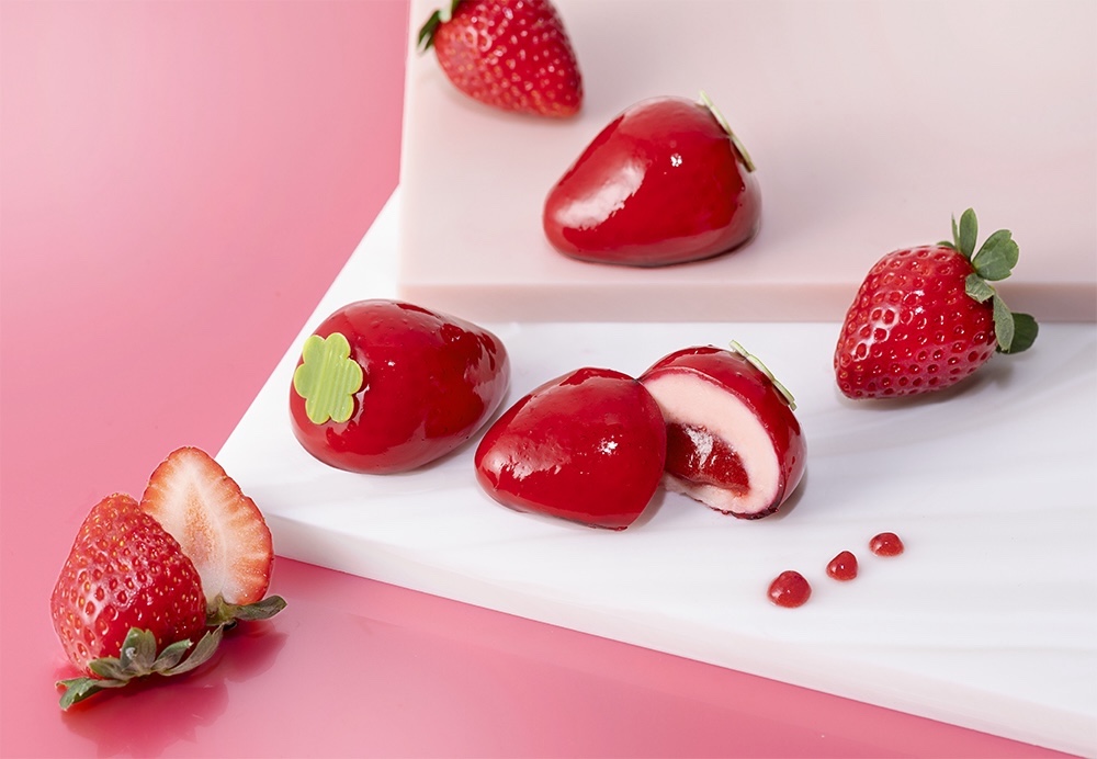 「『THEストロベリー』あまおうソースとろける苺の⽣ショコラケーキ」1296円