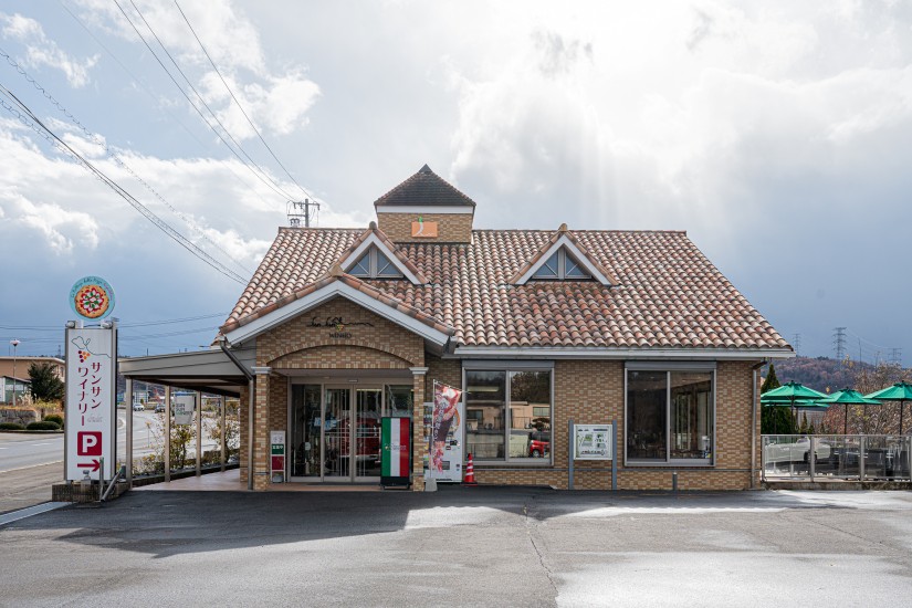 国道20号線沿いに立つ南仏風の建物が目印