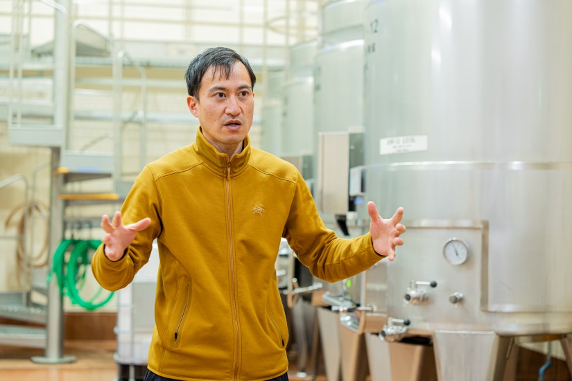 戸川氏に師事し、2017年より醸造管理責任者をつとめる田村彰吾さん