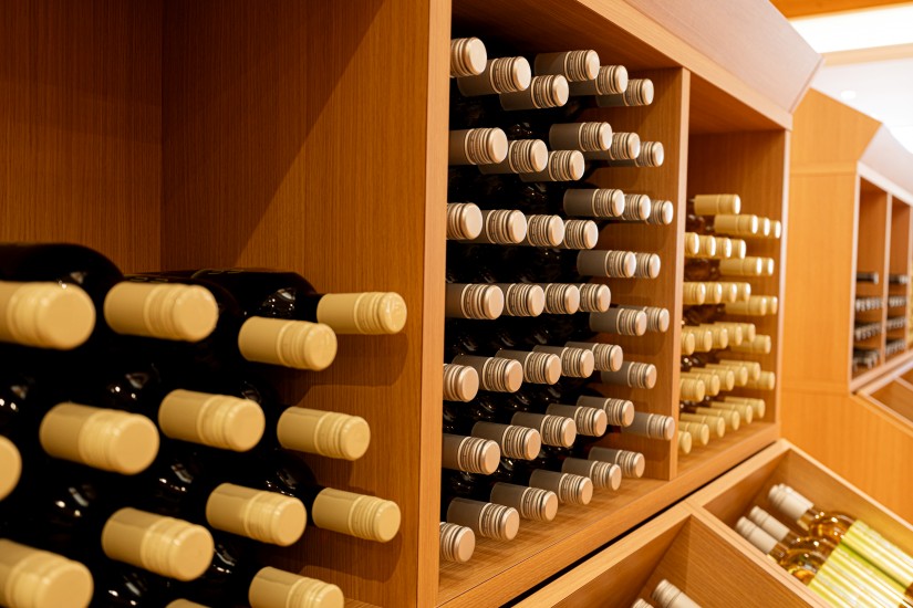 人気の白ワイン、サンサンエステート柿沢シャルドネネイキッド2970円のほか、赤、スパークリング、デザートワインなど豊富なラインナップ