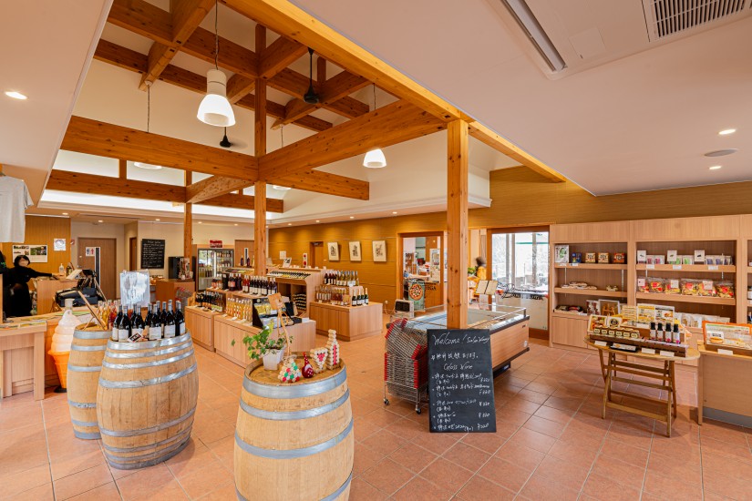 ワインのほか県内で製造されている食品なども販売