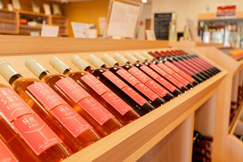 写真手前サンサン エステート 柿沢ロゼ（2022）2200円ほか