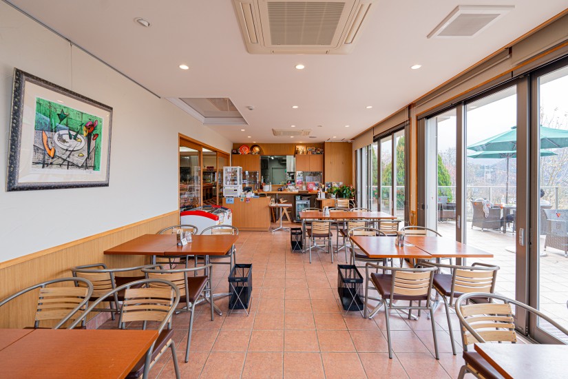 大きな窓が開放的な店内