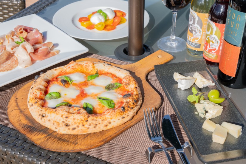 水牛モッツァレラのマルゲリータ1980円、イタリアナポリ産水牛モッツァレラのカプレーゼ1480円、イタリア産チーズ盛り合わせ1180円、アフェタートミスト（ハム盛り合わせ）2200円