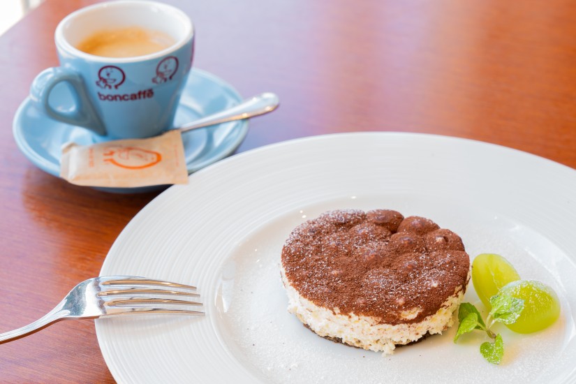 エスプレッソ430円、ティラミス550円