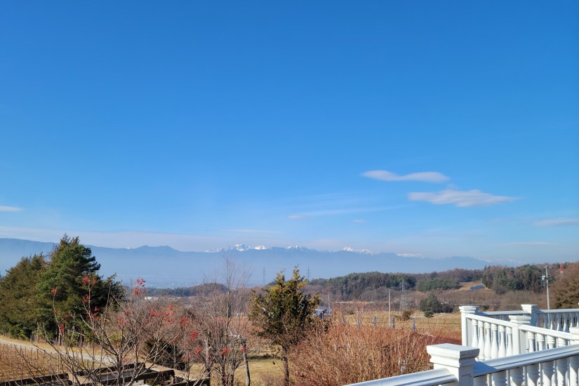 テラス席や駐車場から望む北アルプスの山々