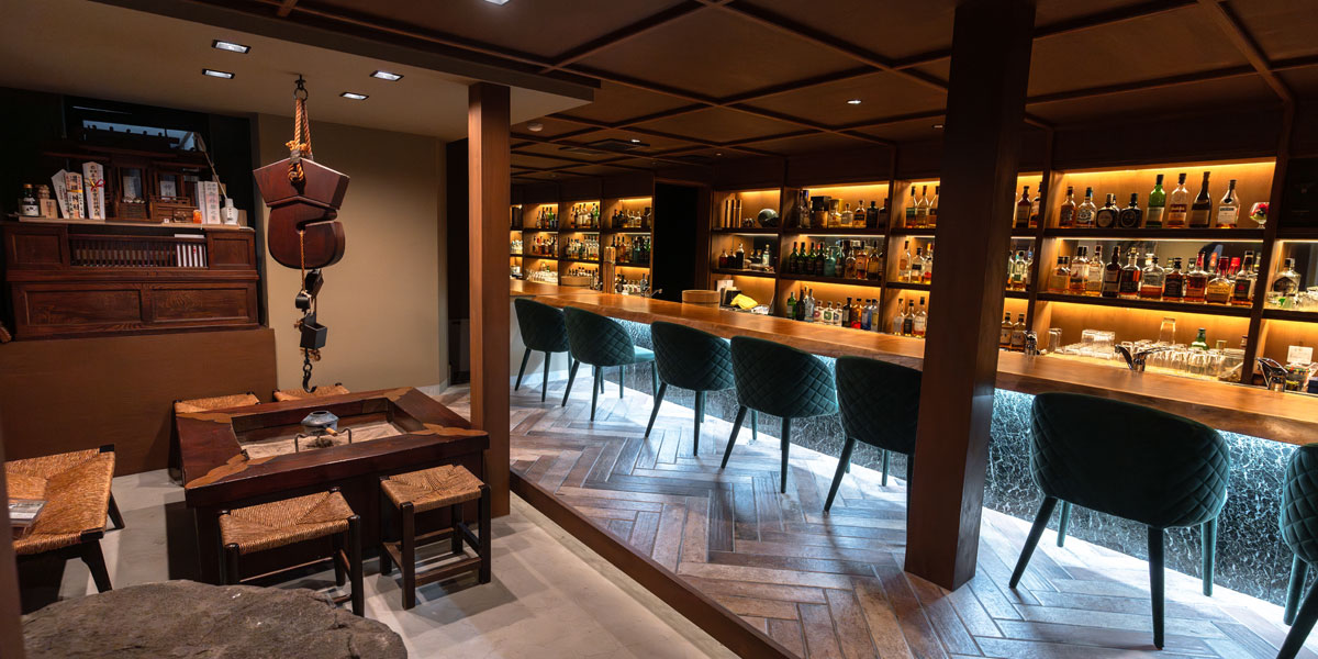 【長野県】善光寺仲見世の老舗旅館が、隠れ家のようなウィスキーバー「いづみや民蔵」に大変身！