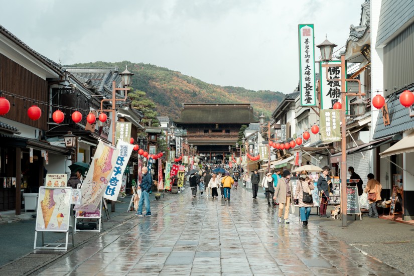 日中は多くの参拝客でにぎわう善光寺仲見世通り