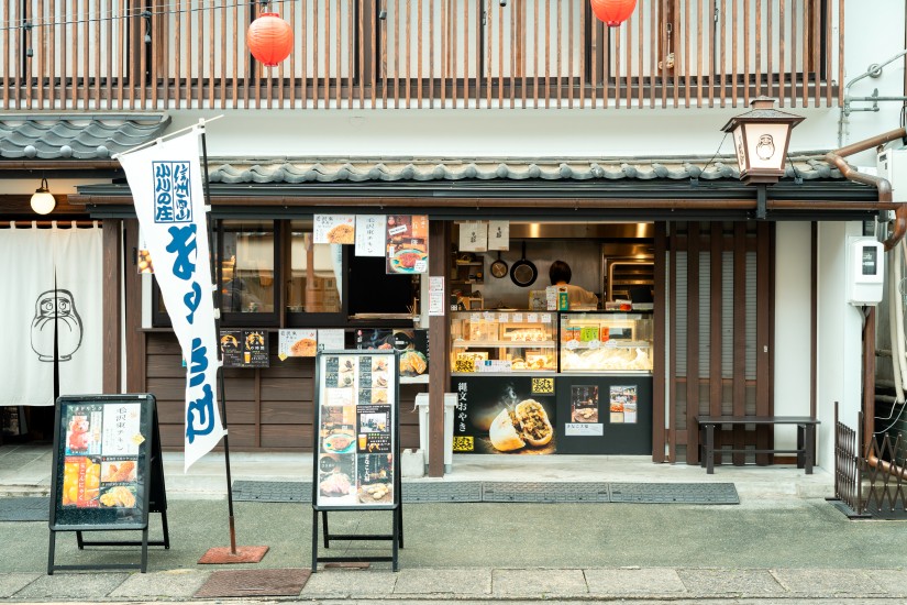 昼は店頭で信州名物おやきなどを販売する「いづみや民蔵」