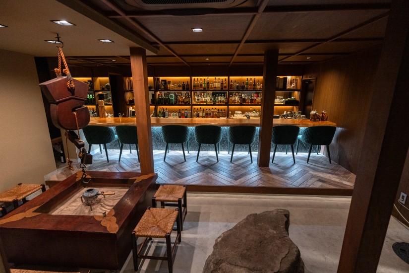 冬には囲炉裏に火が入ります。大きな石は、かつて店の前に飾ってあったもの