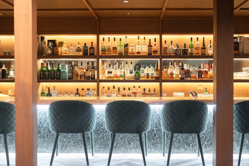 ウィスキーに加え、日本各地のクラフトジン、グラッパも数種そろえています。テーブルチャージ500円