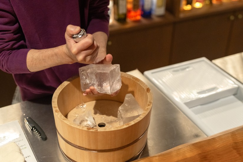 大きな角氷をピックで削って使用。通常の氷に比べ、溶け方がゆっくりなのだとか