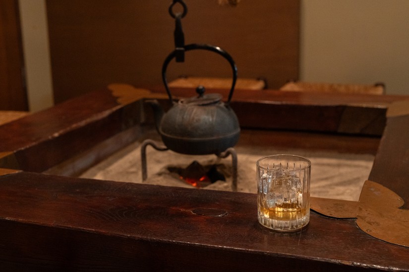 暖かい囲炉裏もテーブルとして使っています