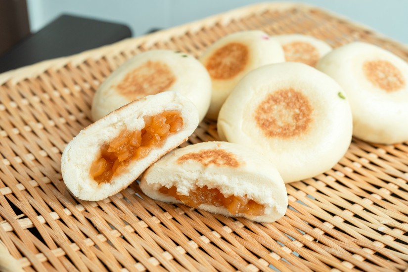 ふっくら香ばしい皮に、季節の野菜や山菜がぎっしり。りんごおやき220円はデザート感覚で味わえます