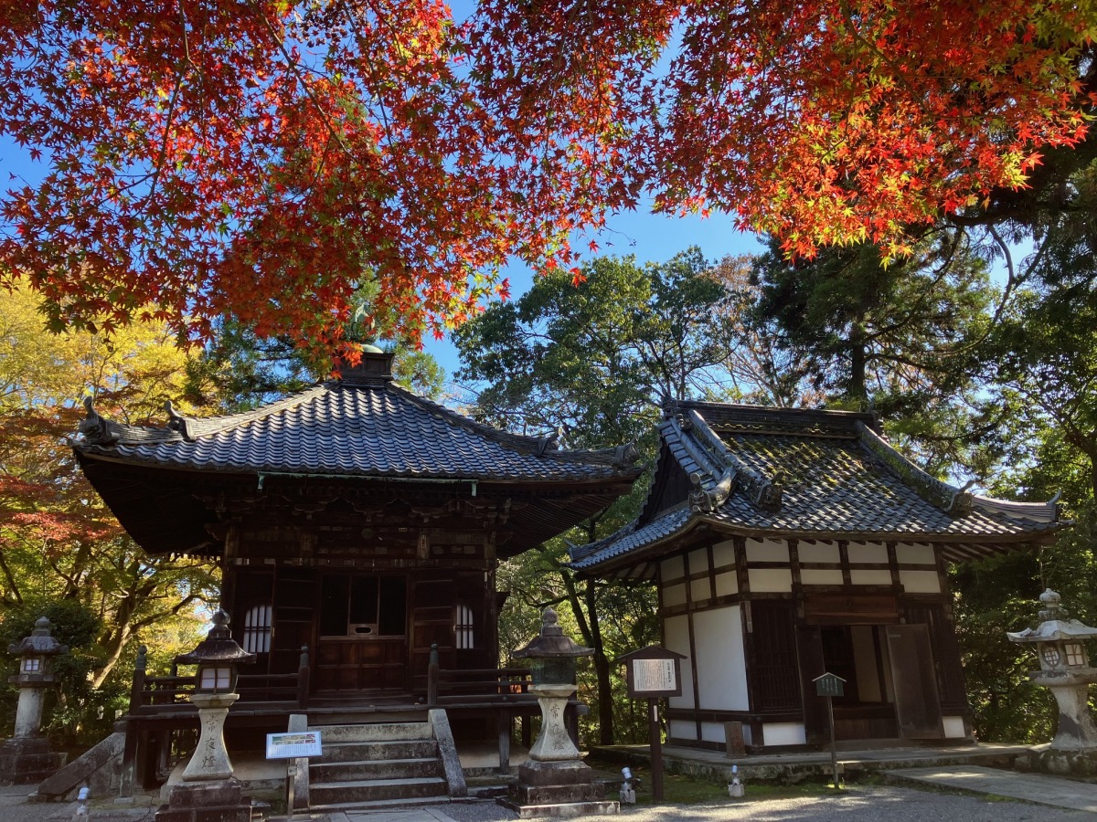 右が観音堂　左は毘沙門堂