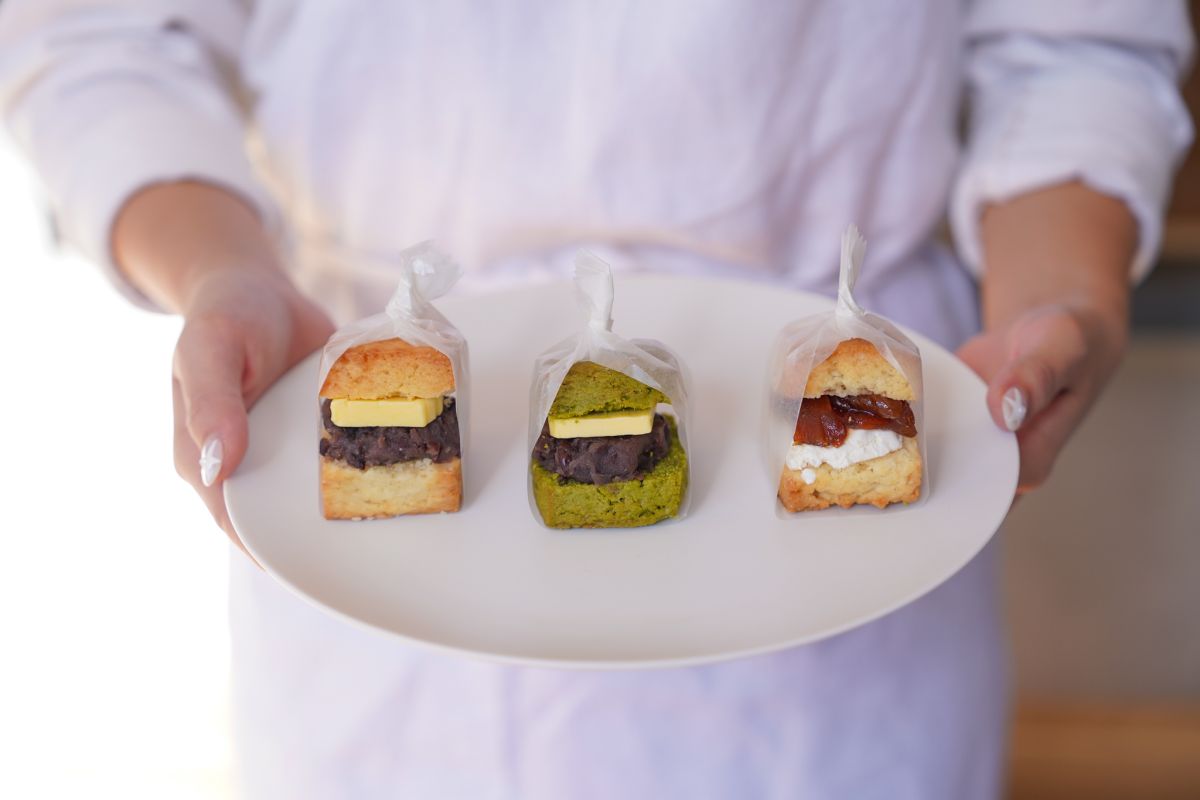 左から「有機あんバターサンド」600円、「有機抹茶あんバターサンド」620円、「キャラメルりんごクリームチーズサンド」600円