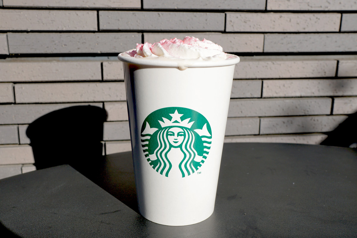 「ストロベリー ラベンダー ティー ラテ」（Hot）Short 520円／Tall 560円／Grande 604円／Venti® 648円（持ち帰り）、Short 530円／Tall 570円／Grande 616円／Venti® 660円（店内利用）