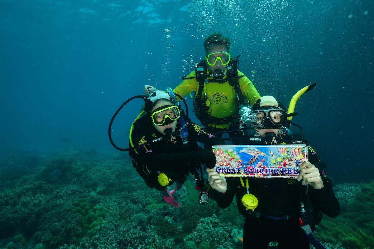 グレートバリアリーフの海の中でのインストラクターさんと他の参加者との記念撮影