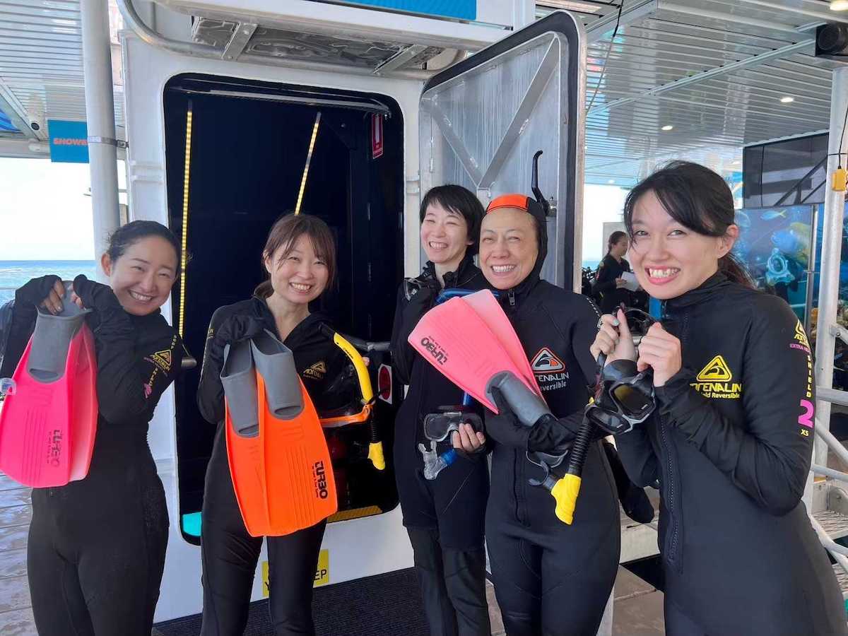 ダイビングの参加者との集合写真の画像