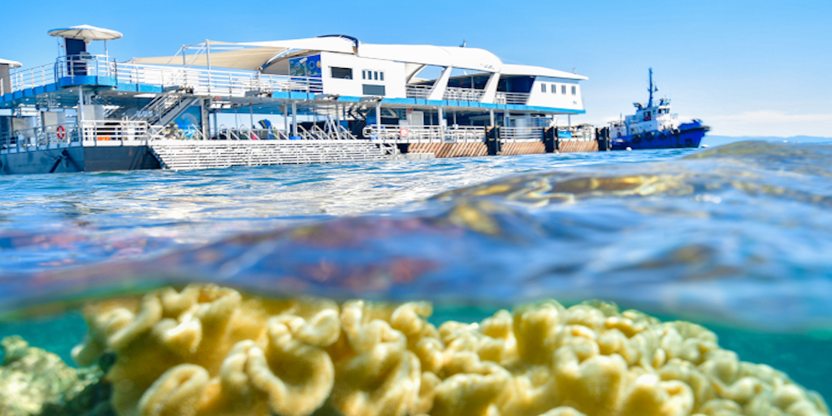 グレートバリアリーフにたたずむポンツーンの画像