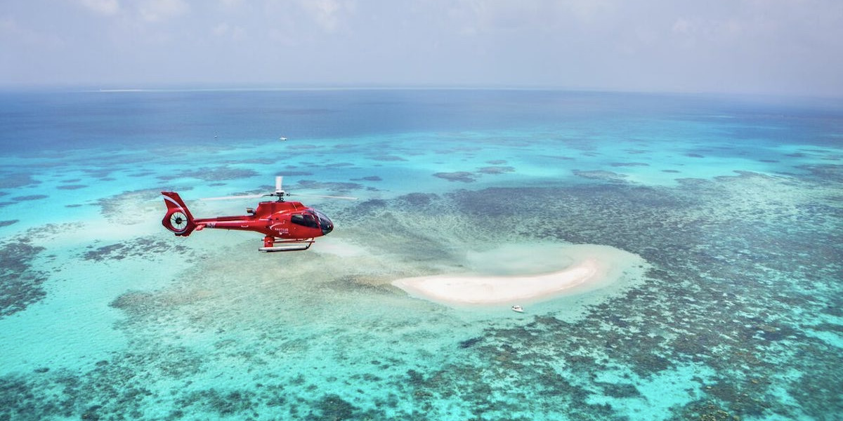 絶景のグレートバリアリーフ上空を飛ぶヘリコプターの画像