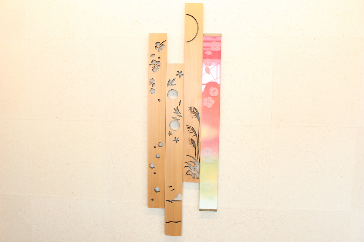 取材時の冬は床の間飾りも冬仕様。春になると一番左の板に色が付きます