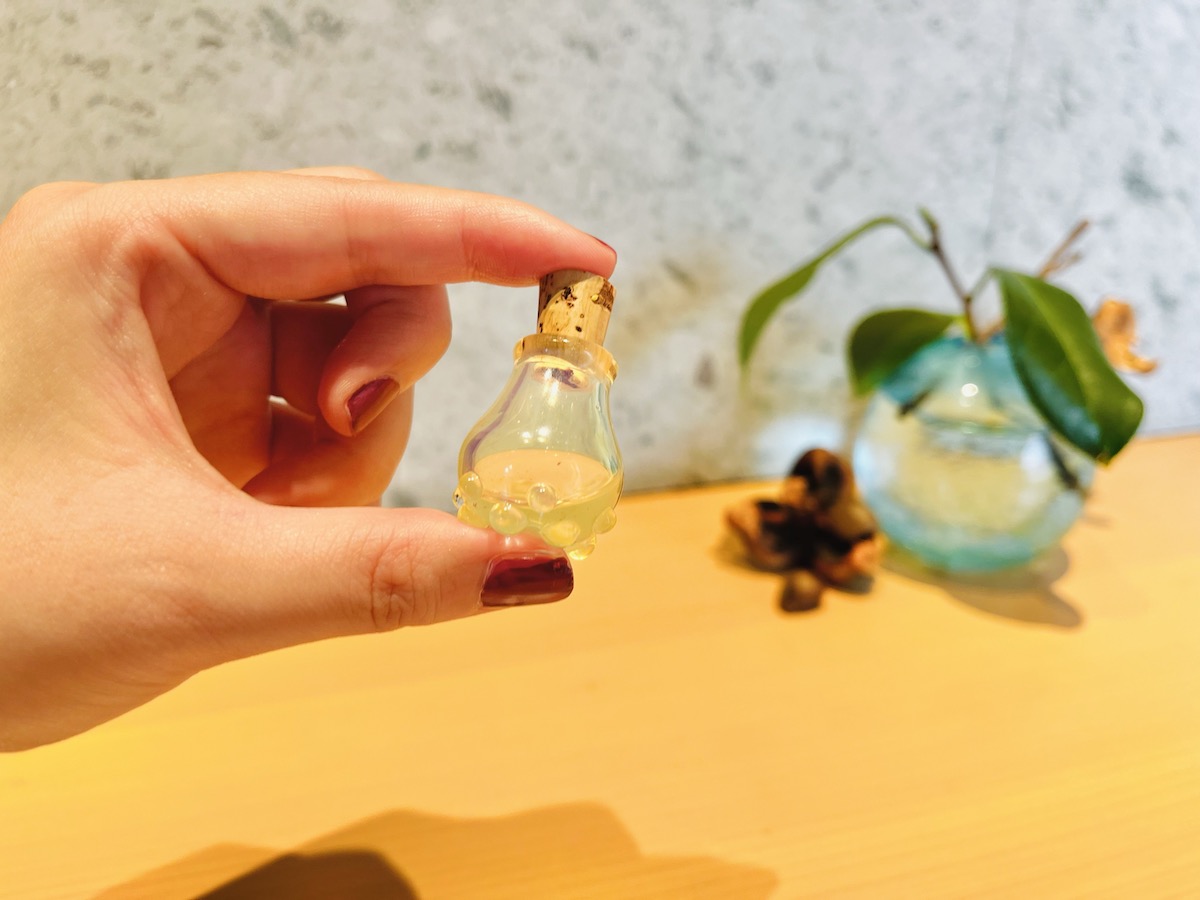 ガラス瓶は無料の遮光瓶か、オリジナルの「花暦ボトル」2300円を選ぶことができます