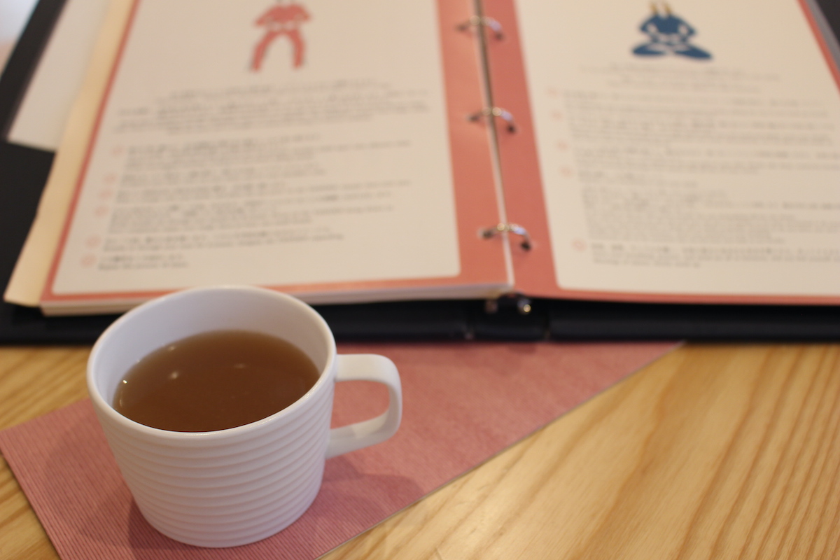 寝る1時間前に飲むと身体が温まってスムーズに眠れるといわれる「蒸し生姜湯」とともに、呼吸法でリラックス