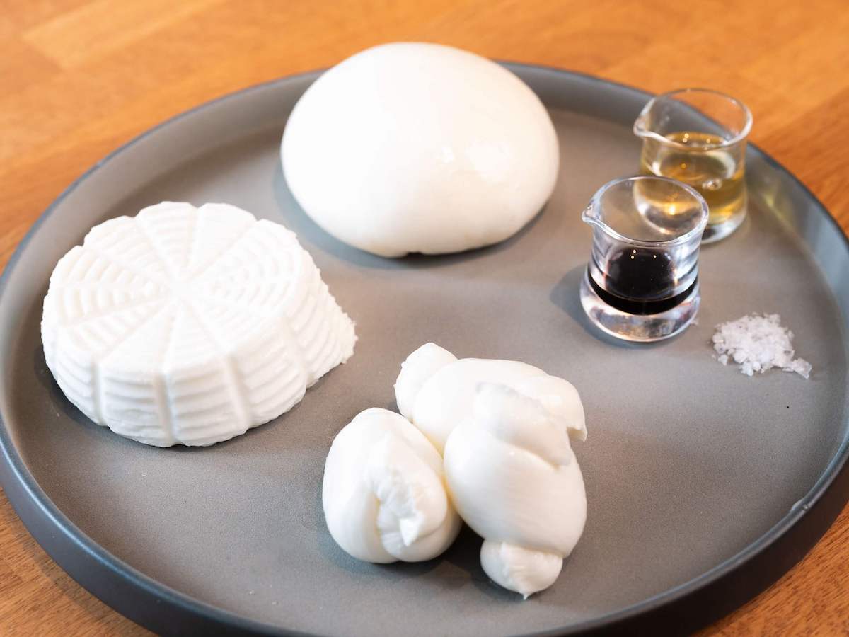 「つくりたてチーズの3種盛り合わせ」2640円 ※写真手前から時計回りに「モッツァレラ ノディーニ」「リコッタ」「ブッラータ」