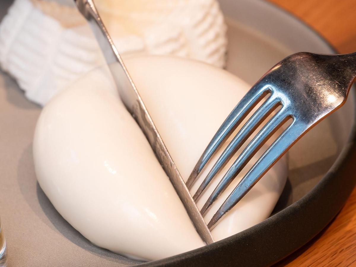 店内のチーズ工房で作られた包みたての「ブッラータ」