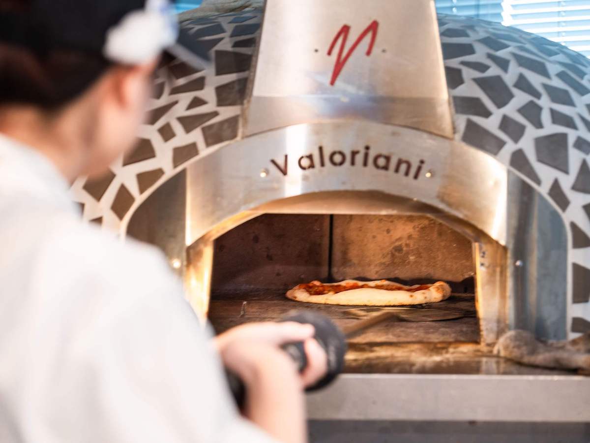 オリジナルのピザ窯で焼きあげる絶品ピザ