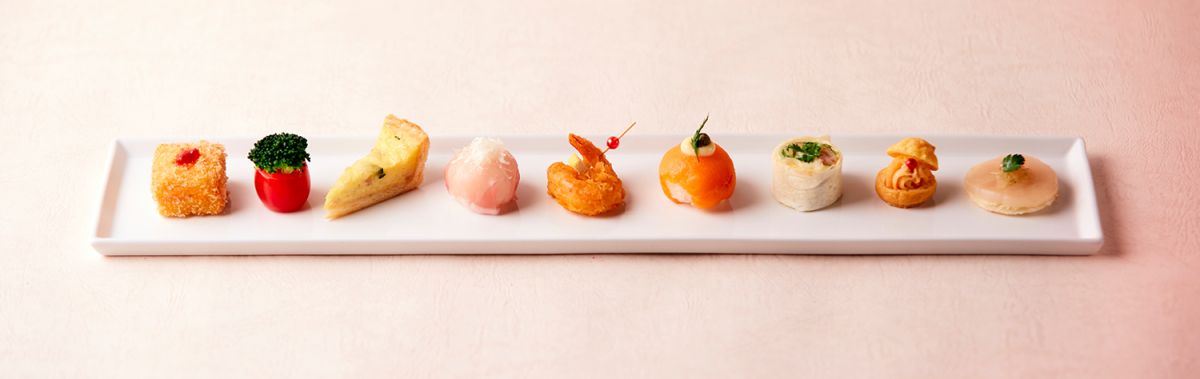 （左から）クロックムッシュ、トマトファルシー 、キッシュロレーヌ、生ハムボール、ガーリックシュリンプ、スモークサーモンボール、サラダロール、グジェール、ホタテ貝のカナッペ
