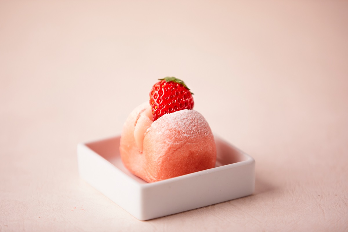 口当たり軽やかないちごミルククリームとフレッシュいちごをサンドした「いちごミルククリームパン」