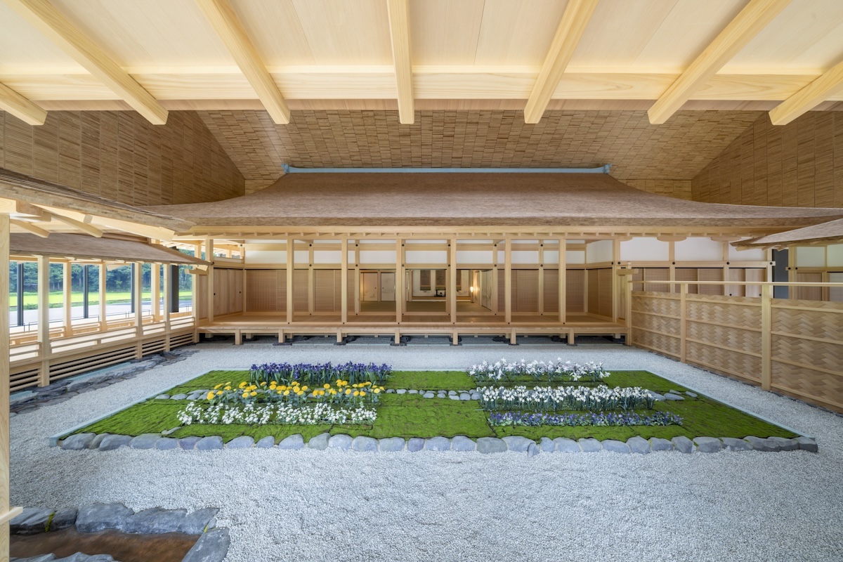 館の中庭を再現した花壇