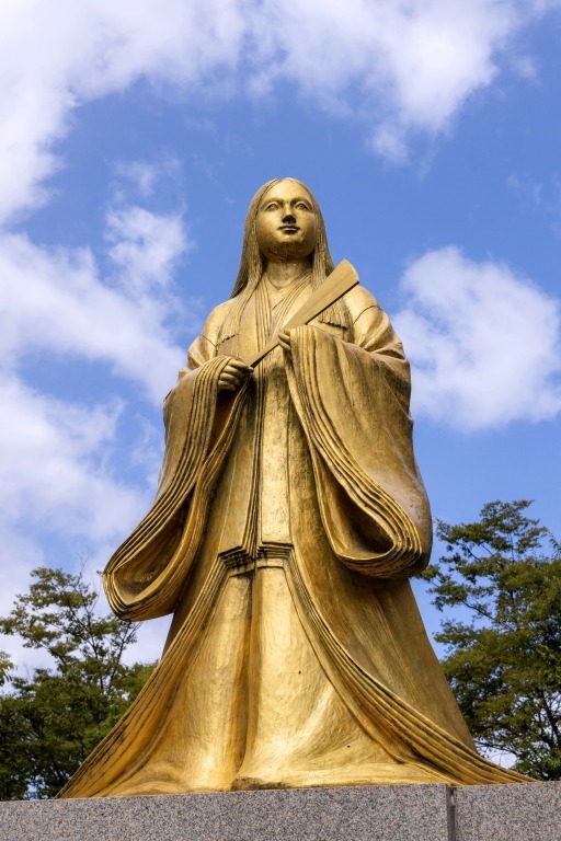 像の台座部分には紫式部の人生の場面を描いたレリーフも