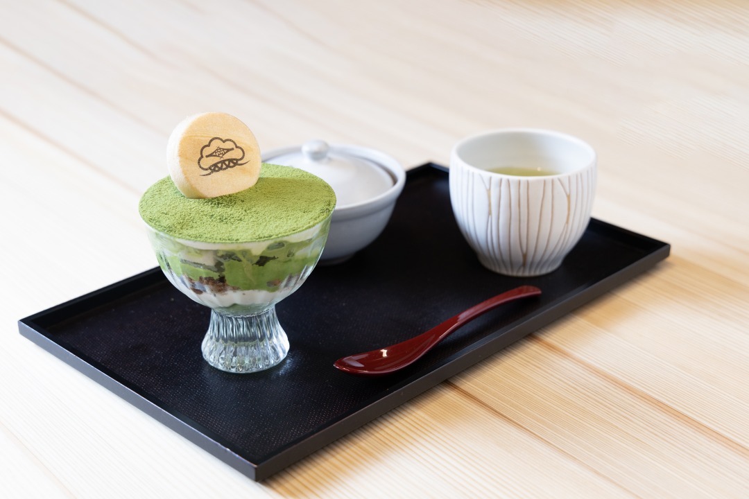 「抹茶パフェ」1400円。ゆっくりいただけるようたっぷり茶碗2杯分の煎茶付き。プラス100円で抹茶に変更可能