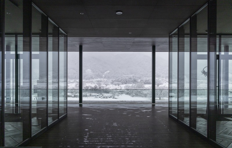 雪が降ると一面の銀世界になり、水墨画のような神秘的な風景に。春は桜並木、夏は新緑、秋は紅葉と、四季折々の風景が眺められる