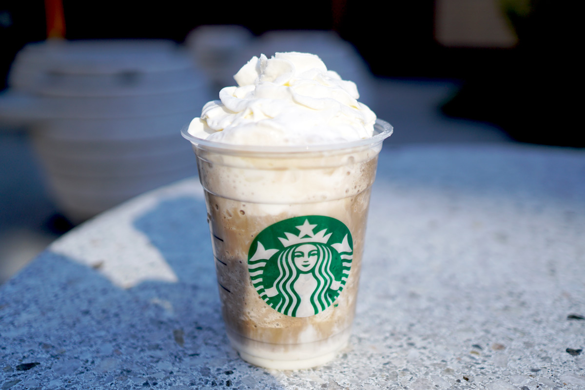 「ほうじ茶 もちっと ミルク フラペチーノ®」Tallサイズのみ 678円(持ち帰り)、690円(店内利用)