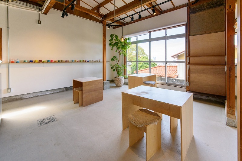 金沢市のひがし茶屋街を見下ろす卯辰山の中腹にある体験型アートカフェ「金沢茶寮(かなざわさりょう)」。器の制作体験と、制作した器でお茶をいただく特別な体験プログラム(2時間6600円)が話題です。