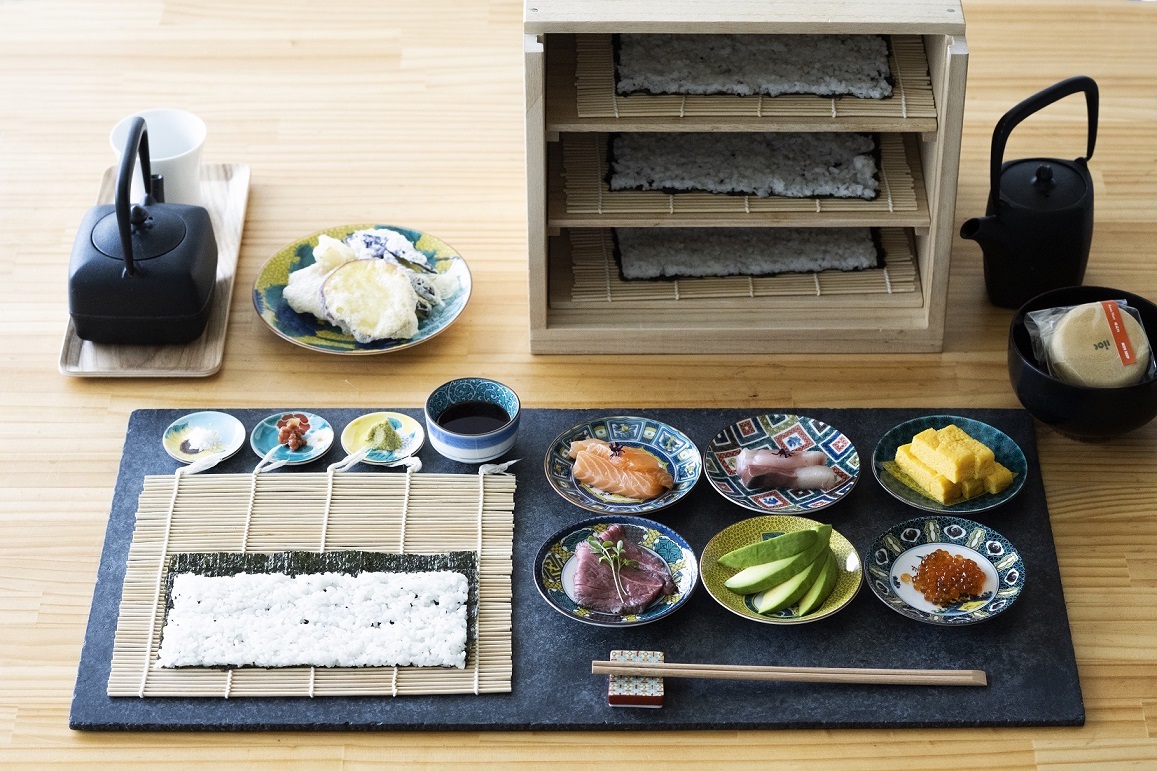 「細巻き寿司のネタ6皿と天ぷらのセットコース」1980円 ※利き茶とスープは別料金