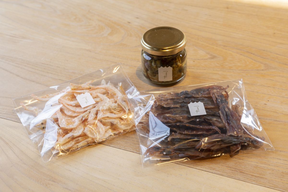 左から「白えび素干し」710円、「カキ燻製オイル漬け」770円、ほたるいか素干し（酒粕漬け）740円