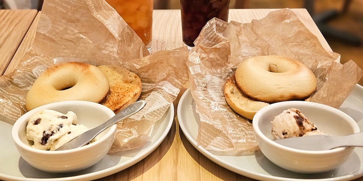 日本初のキリコラボ常設カフェ「BAGEL & BAGEL × Kiri Café」が恵比寿にオープン！【ミスター黒猫の東京スイーツトレンドVol.81】