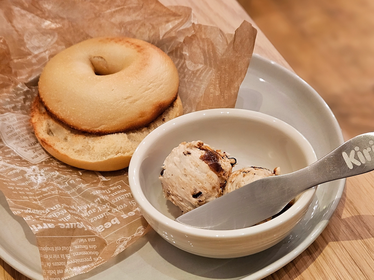 「クリームチーズ&ベーグル プラムと赤ワイン」 770円