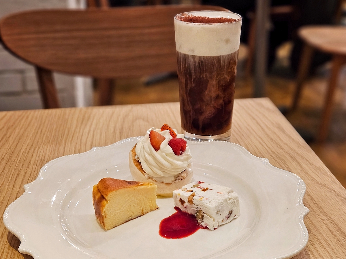 「スペシャルキリプレートセット」 1980円、「チーズクリームコーヒー」 単品770円